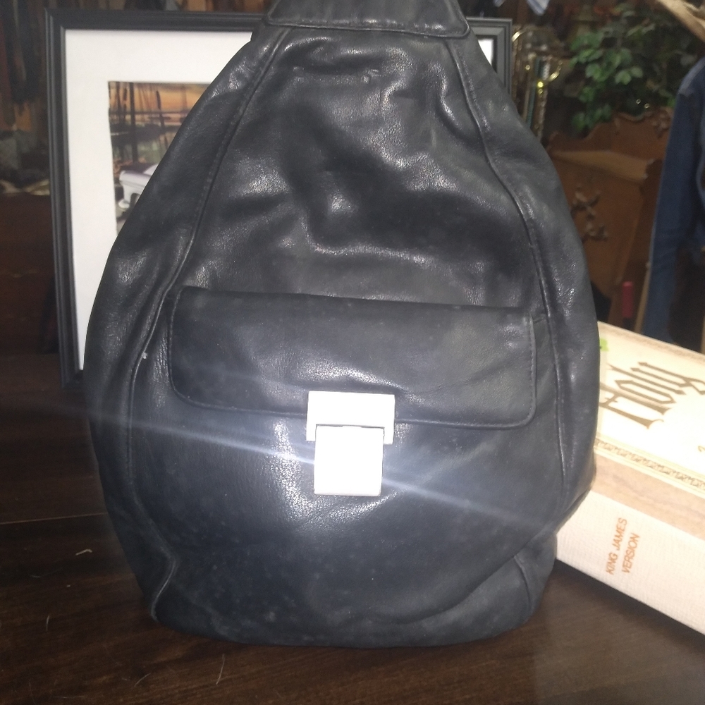 Vintage leather shoulder bag.